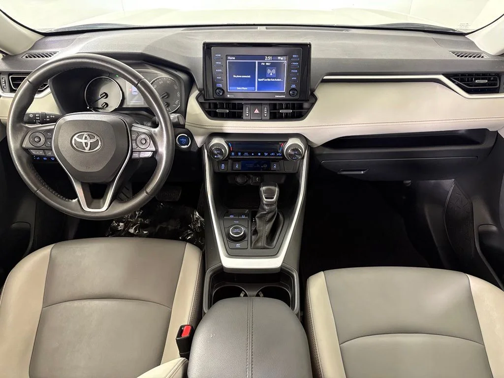 Used 2021 White Toyota XLE Premium image 34