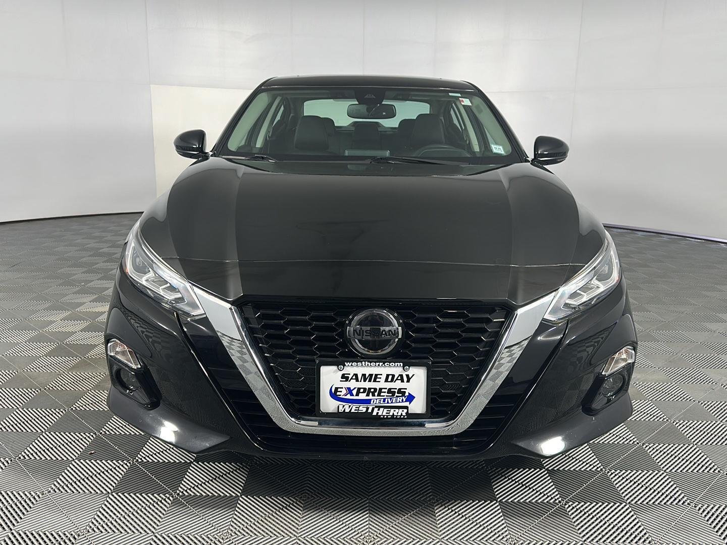 Used 2020 Super Black Nissan 2.5 SV image 3
