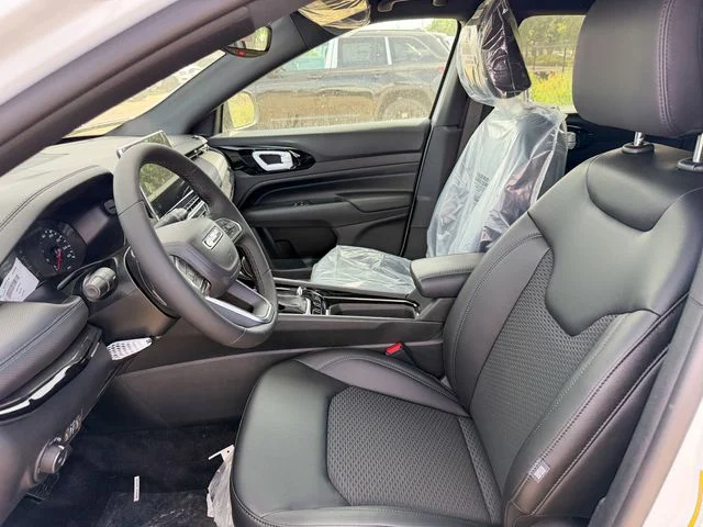 New 2026 Bright White Clear-Coat Exterior Paint Jeep Latitude image 12