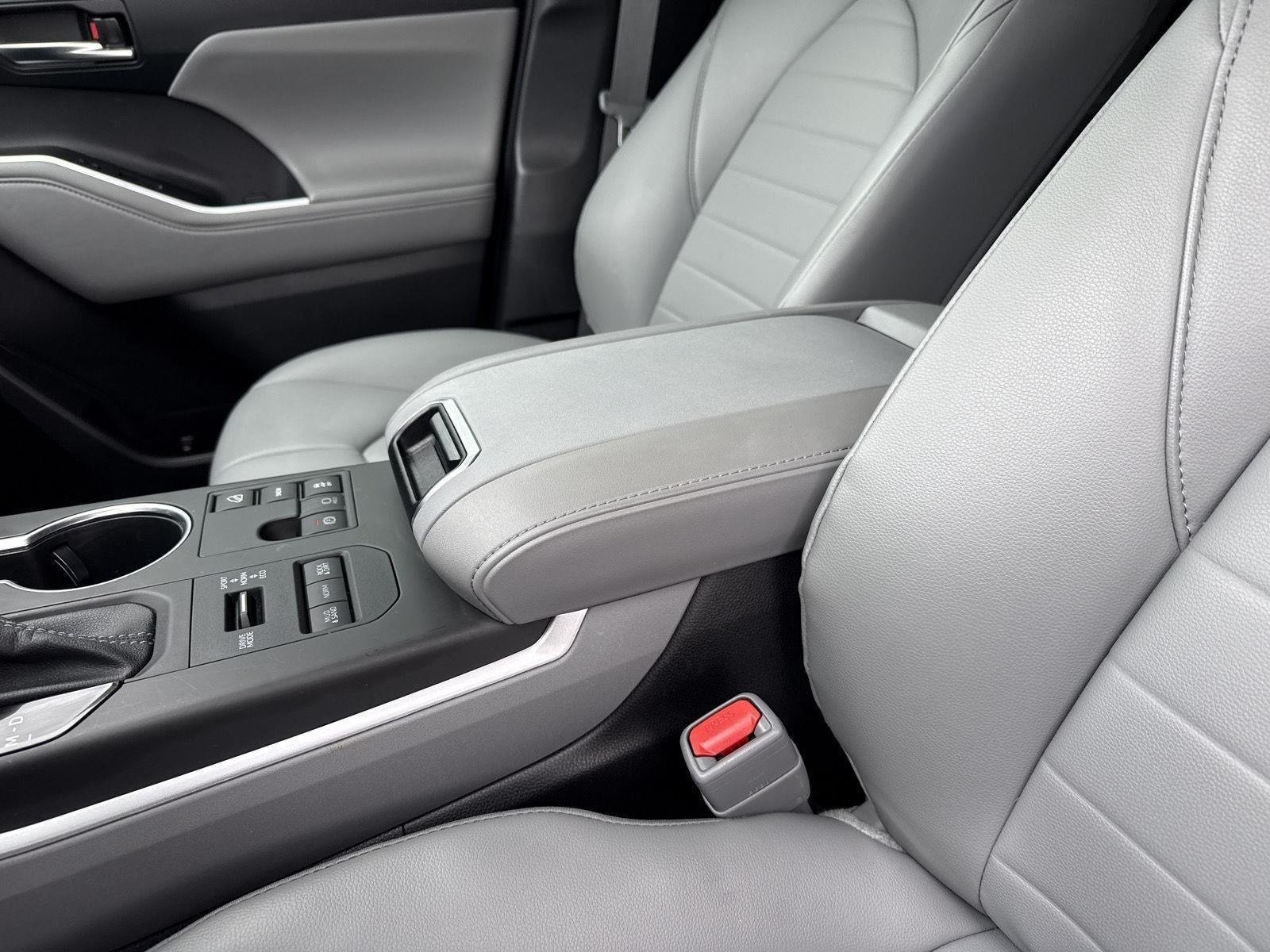 Used 2023 Wind Chill Pearl Toyota XLE image 23