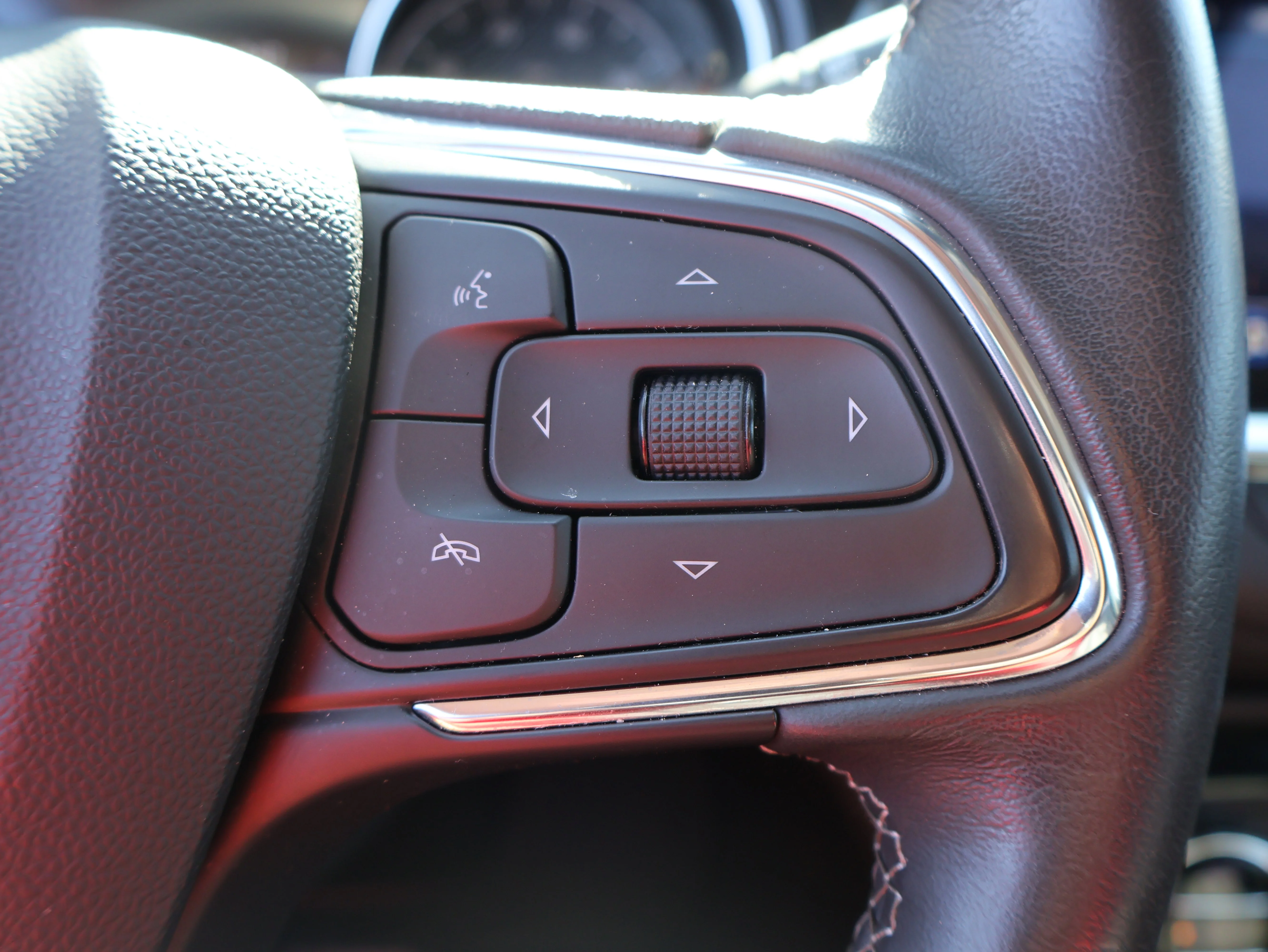 Used 2023 White Frost Tricoat Buick Essence image 33