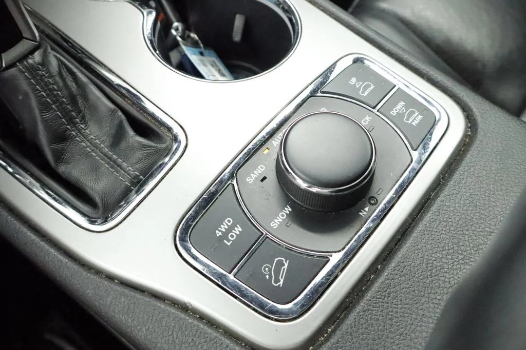 Certified Used 2020 White Jeep Overland image 34