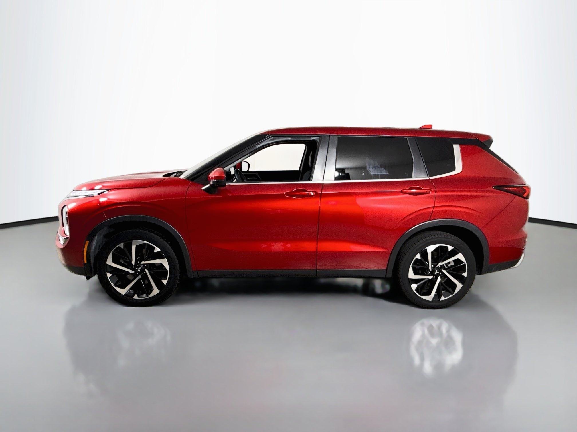 Used 2023 Red Diamond Mitsubishi SE image 4