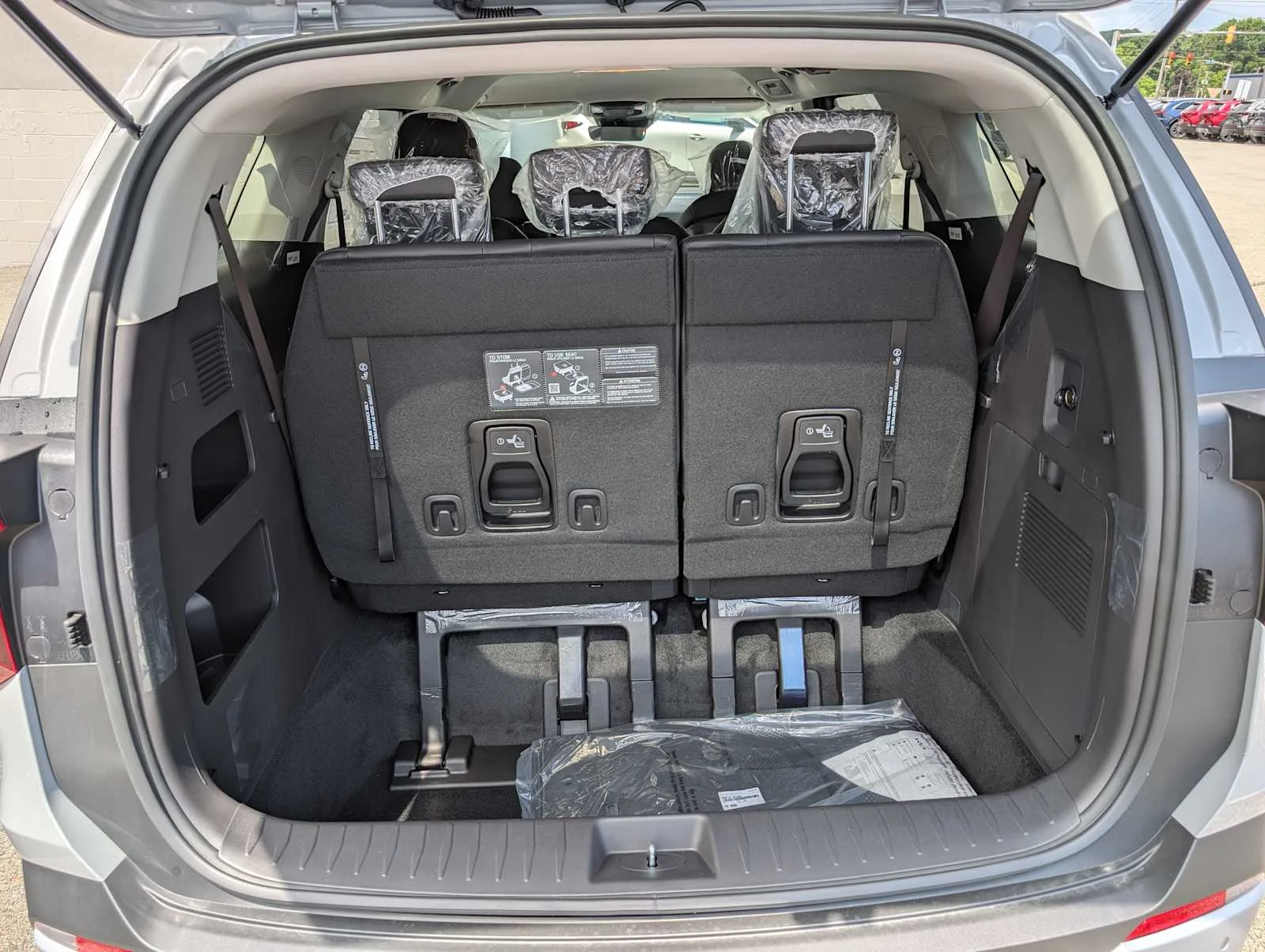 New 2027 Ceramic Silver Kia LXS image 7