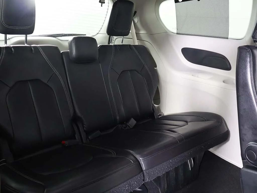 Used 2022 Bright White Clearcoat Chrysler Touring L image 32