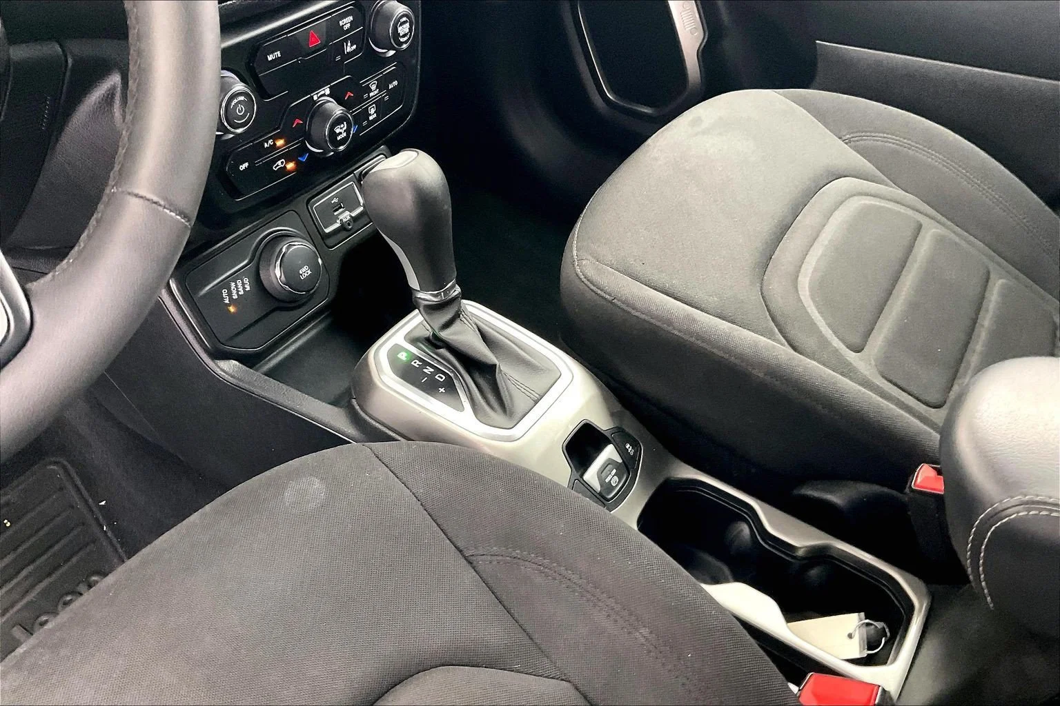 Used 2022 Alpine White Clearcoat Jeep Latitude image 15