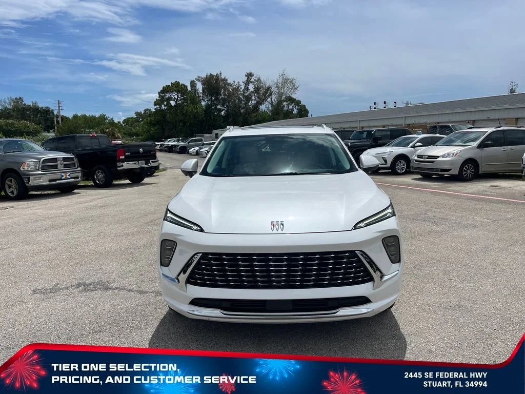 Used 2025 White Frost Tricoat Buick Avenir image 3