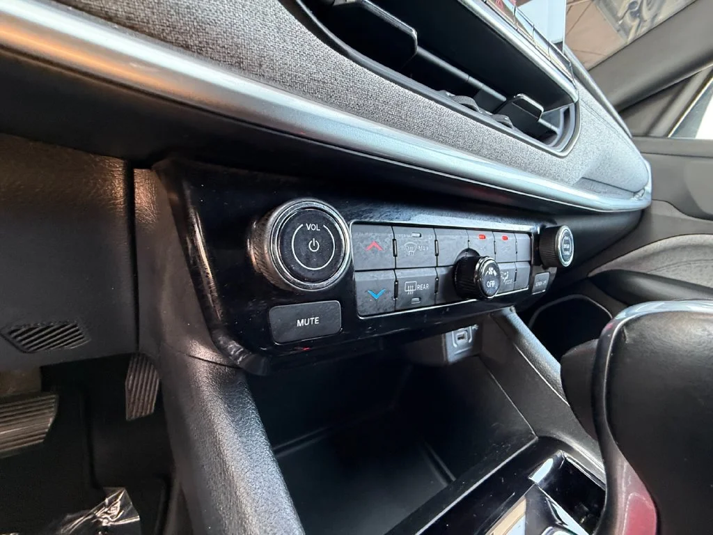 Used 2024 White Jeep Latitude image 23