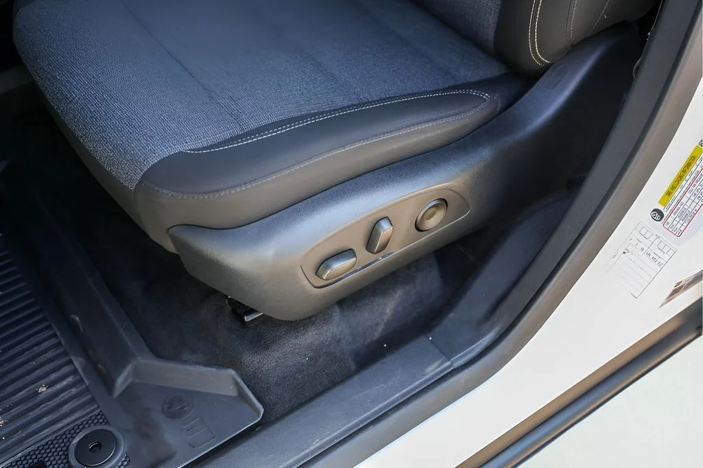 Used 2025 White GMC Elevation image 11