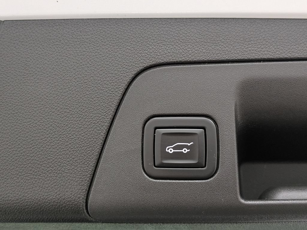 Used 2023 Summit White Buick Preferred image 14