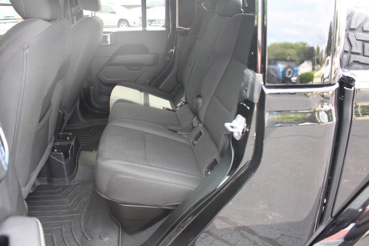 Used 2021 Black Clear Coat Jeep Overland 4x4 4dr Crew Cab 5.0 ft. SB image 7