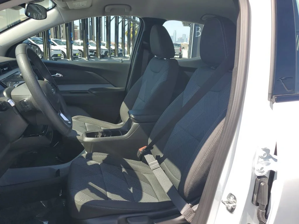 New 2027 Summit White Chevrolet LT image 17