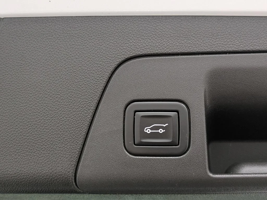 Used 2023 Summit White Buick Preferred image 14