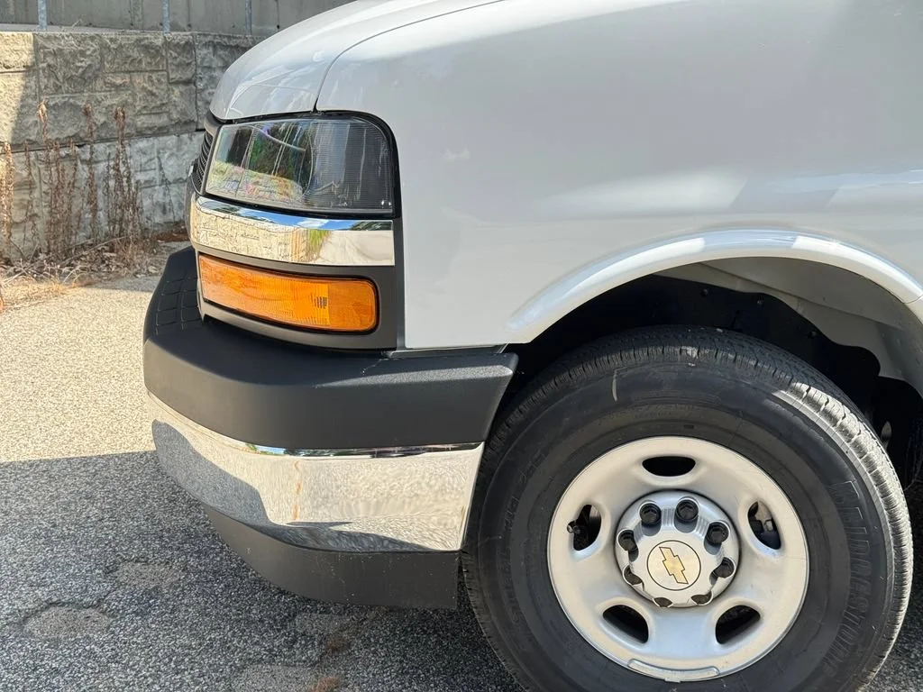 New 2026 Summit White Chevrolet 1WT image 3