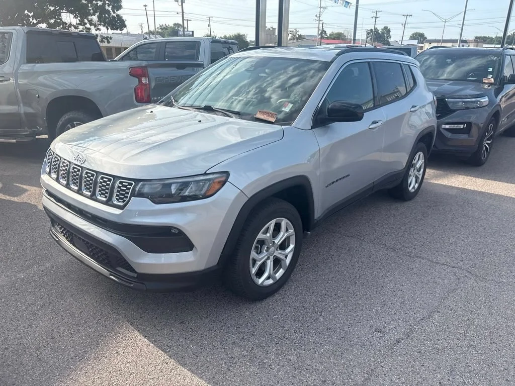 Used 2024 Silver Jeep Latitude image 5