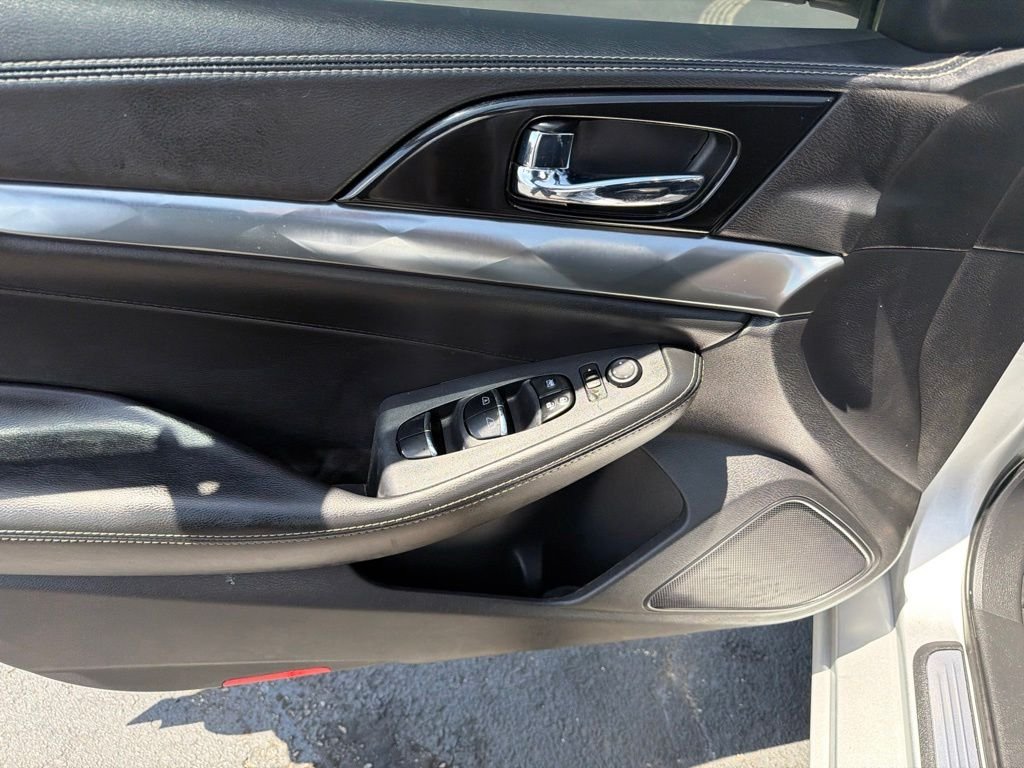 Used 2019 Silver Nissan 3.5 SV image 9