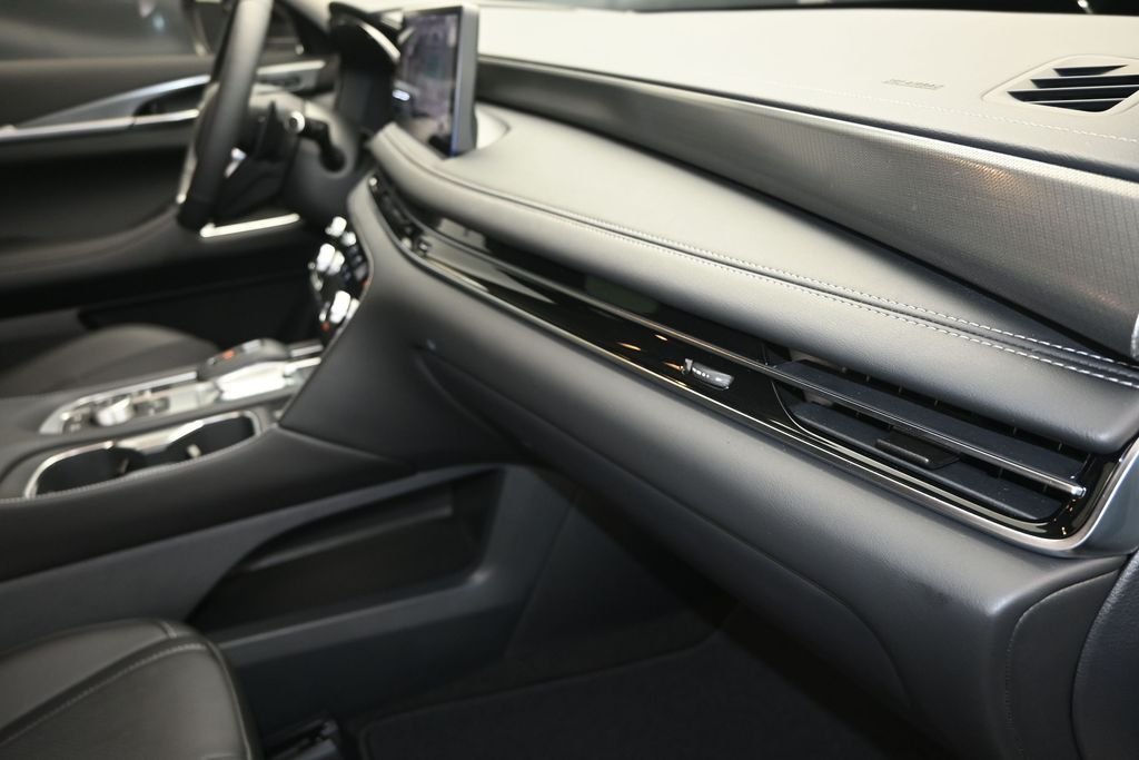 New 2026 RADIANT WHITE INFINITI Luxe FWD image 24