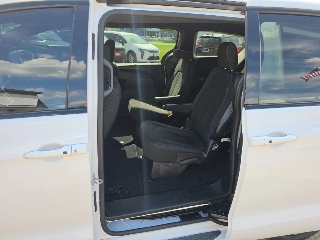 Used 2020 White Chrysler Touring image 16