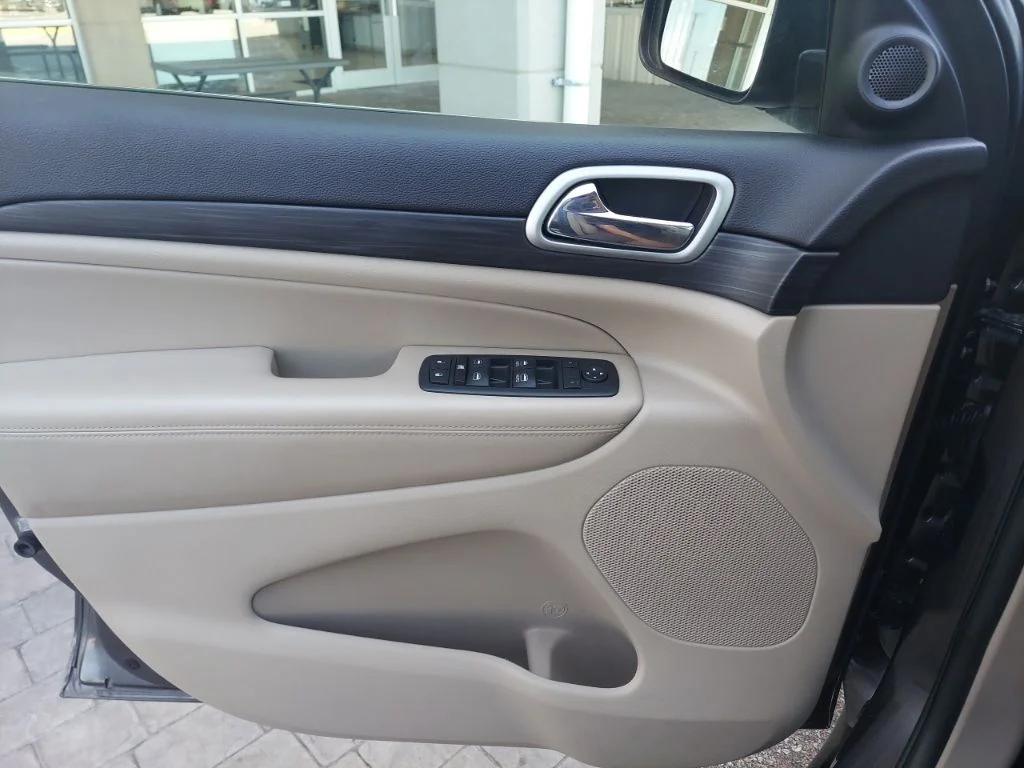 Certified Used 2019 Gray Jeep Laredo E image 15