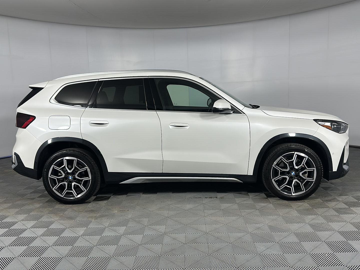 Used 2025 Mineral White Metallic BMW xDrive28i image 25