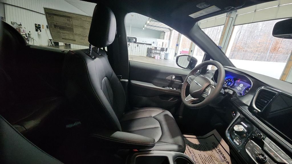 2026 Chrysler Pacifica Select - Photo 13