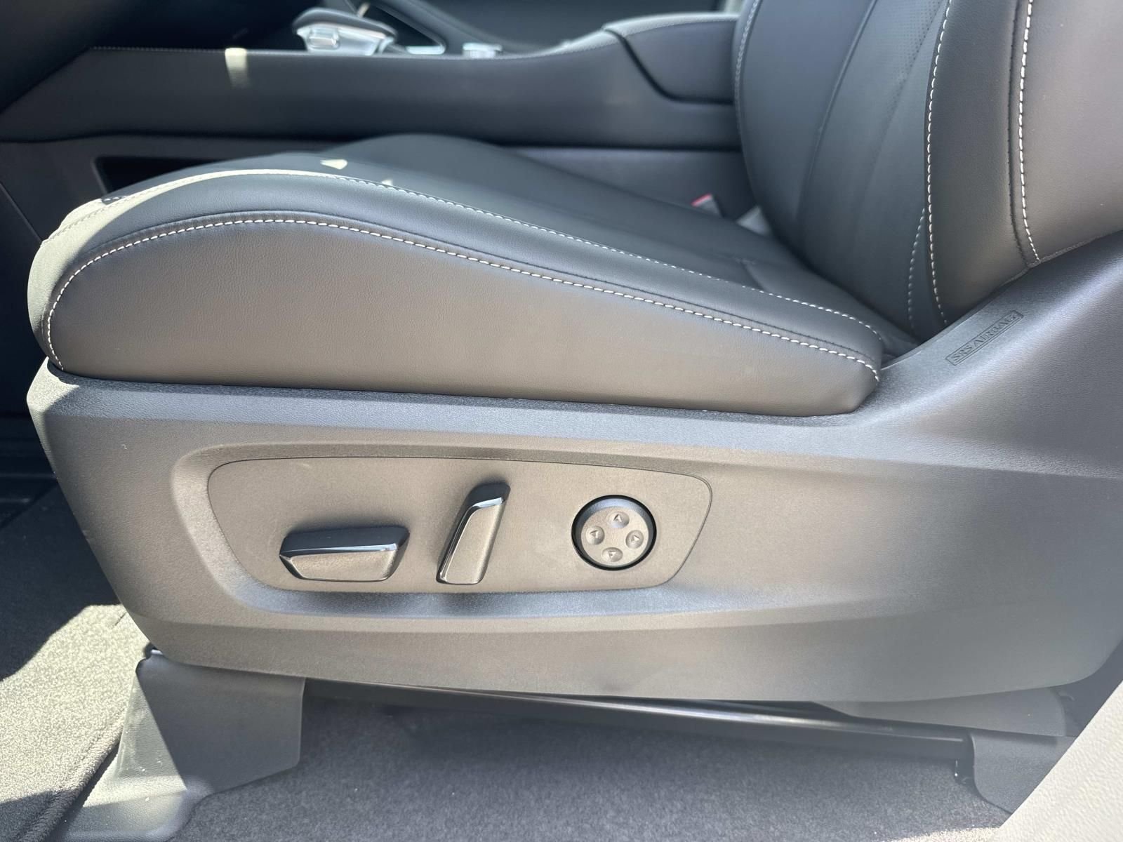 New 2027 RADIANT WHITE INFINITI Luxe FWD image 13