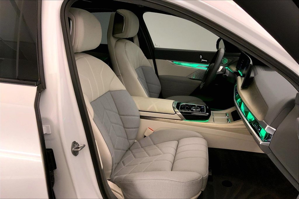 Certified Used 2023 Mineral White Metallic BMW  image 6