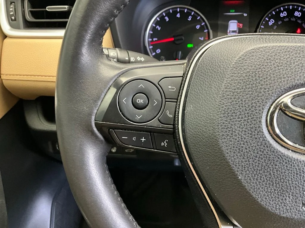 Used 2019 Black Toyota XLE Premium image 14