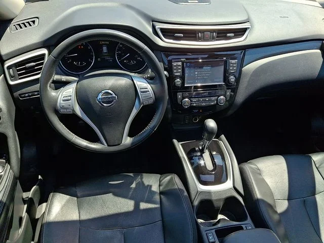 Used 2016 Red Nissan SL image 12