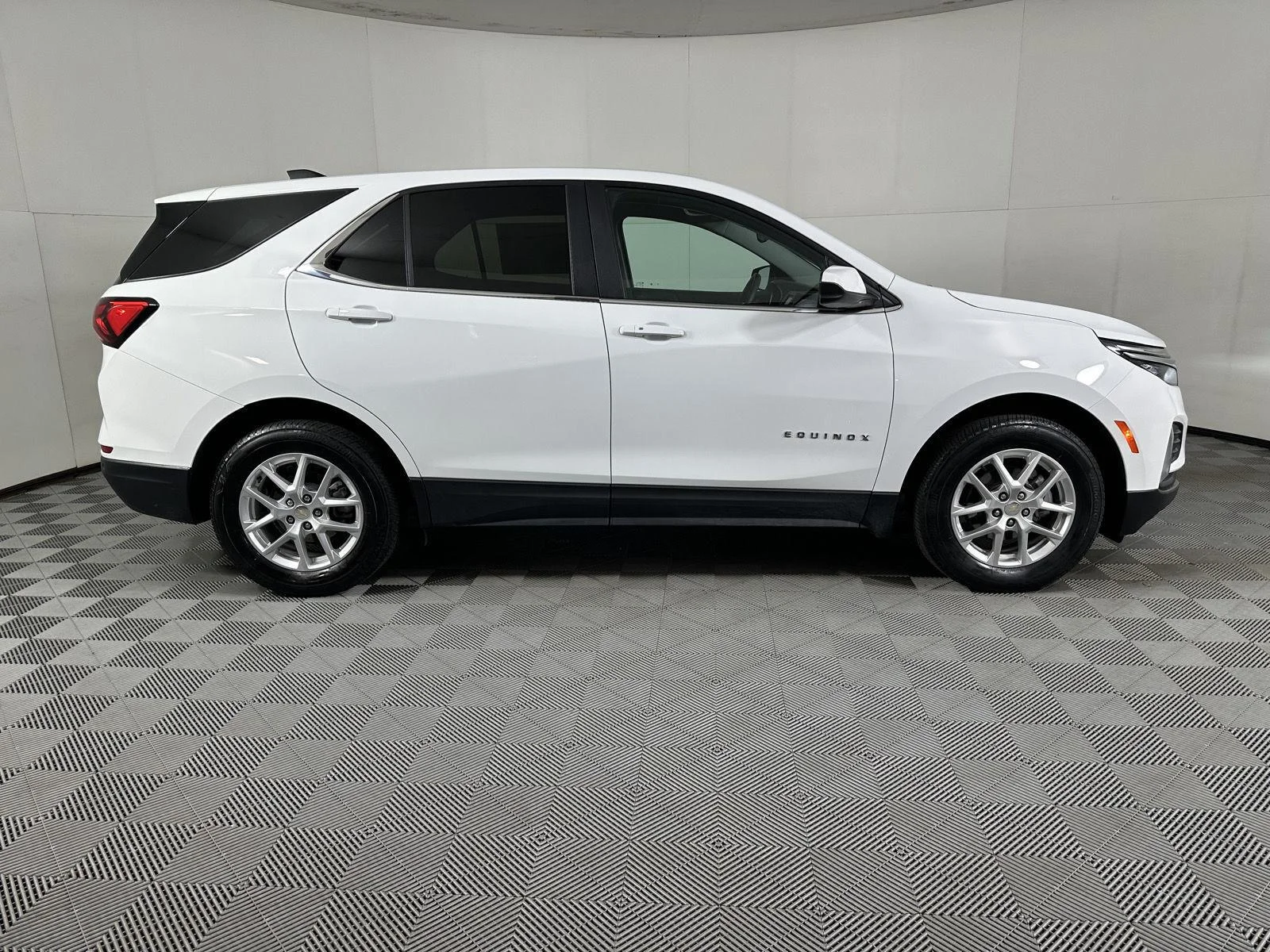 Used 2024 Summit White Chevrolet LT image 9