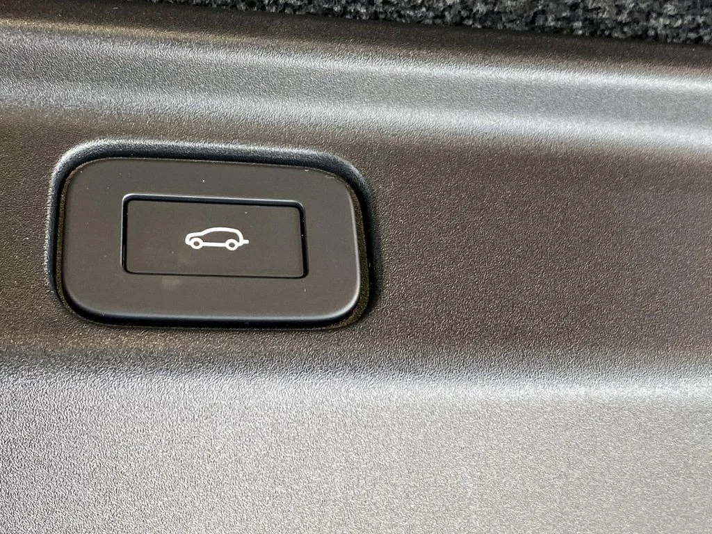 Used 2025  Land Rover SE image 8