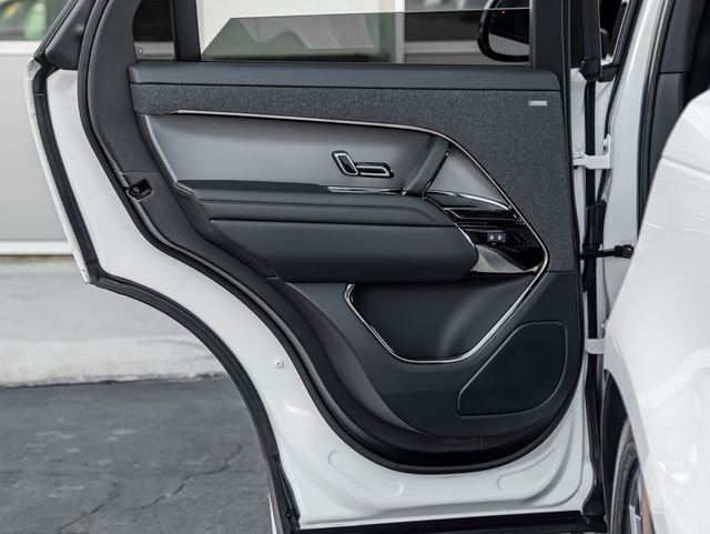 Used 2024 Fuji White Land Rover Dynamic SE image 23