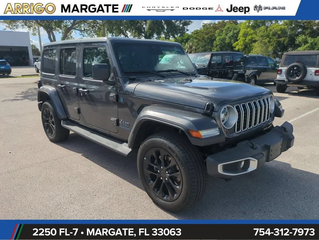 Used 2025 Granite Crystal Metallic Clearcoat Jeep Sahara image 2