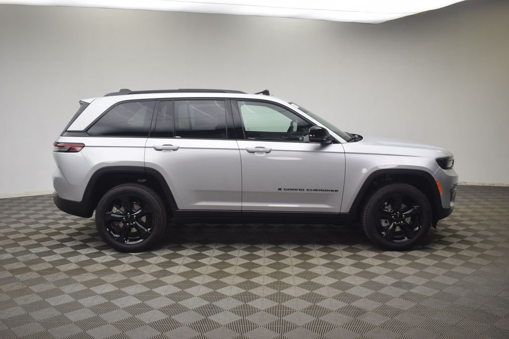 New 2025 Silver Zynith Exterior Paint Jeep Limited image 4