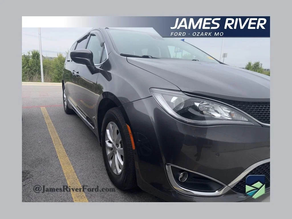 2018 Chrysler Pacifica Touring L's photo