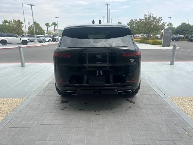 Used 2023 Black Land Rover SE Dynamic image 6