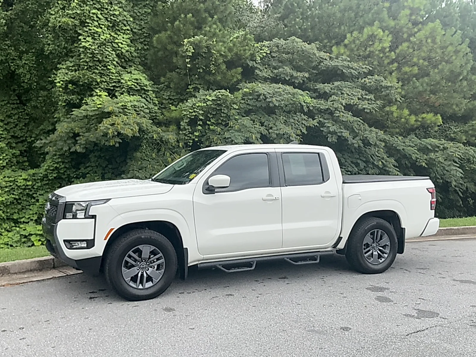 Used 2025  Nissan Crew Cab SV 4x2 image 4