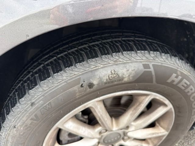 Used 2018 Gray Dodge SXT image 9