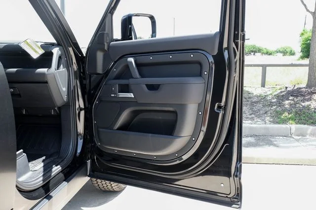 New 2026 Santorini Black Land Rover X-Dynamic SE image 51