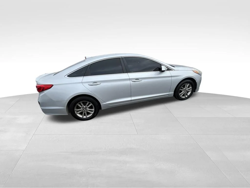 Used 2016 Silver Hyundai SE image 30