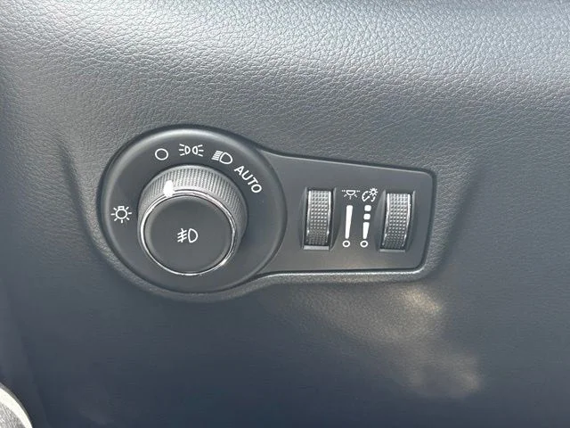 New 2026 Bright White Clear-Coat Exterior Paint Jeep Latitude image 22