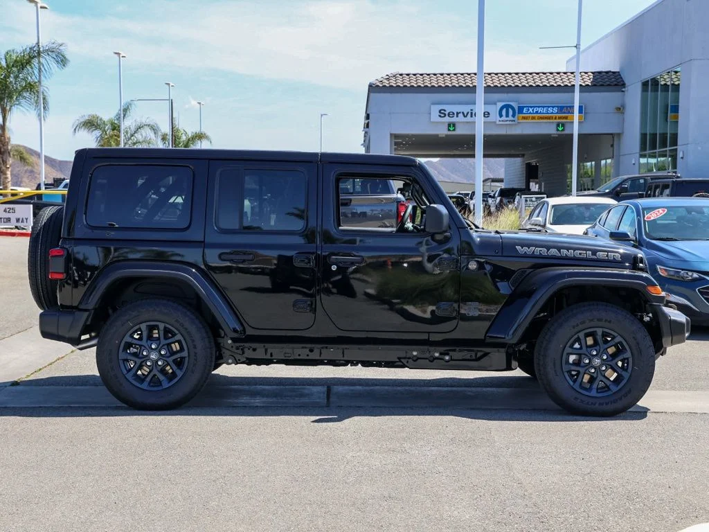 New 2026 Black Clear-Coat Exterior Paint Jeep  image 3