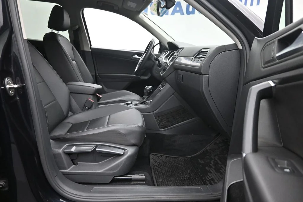Used 2020 Black Volkswagen 2.0T SE image 9