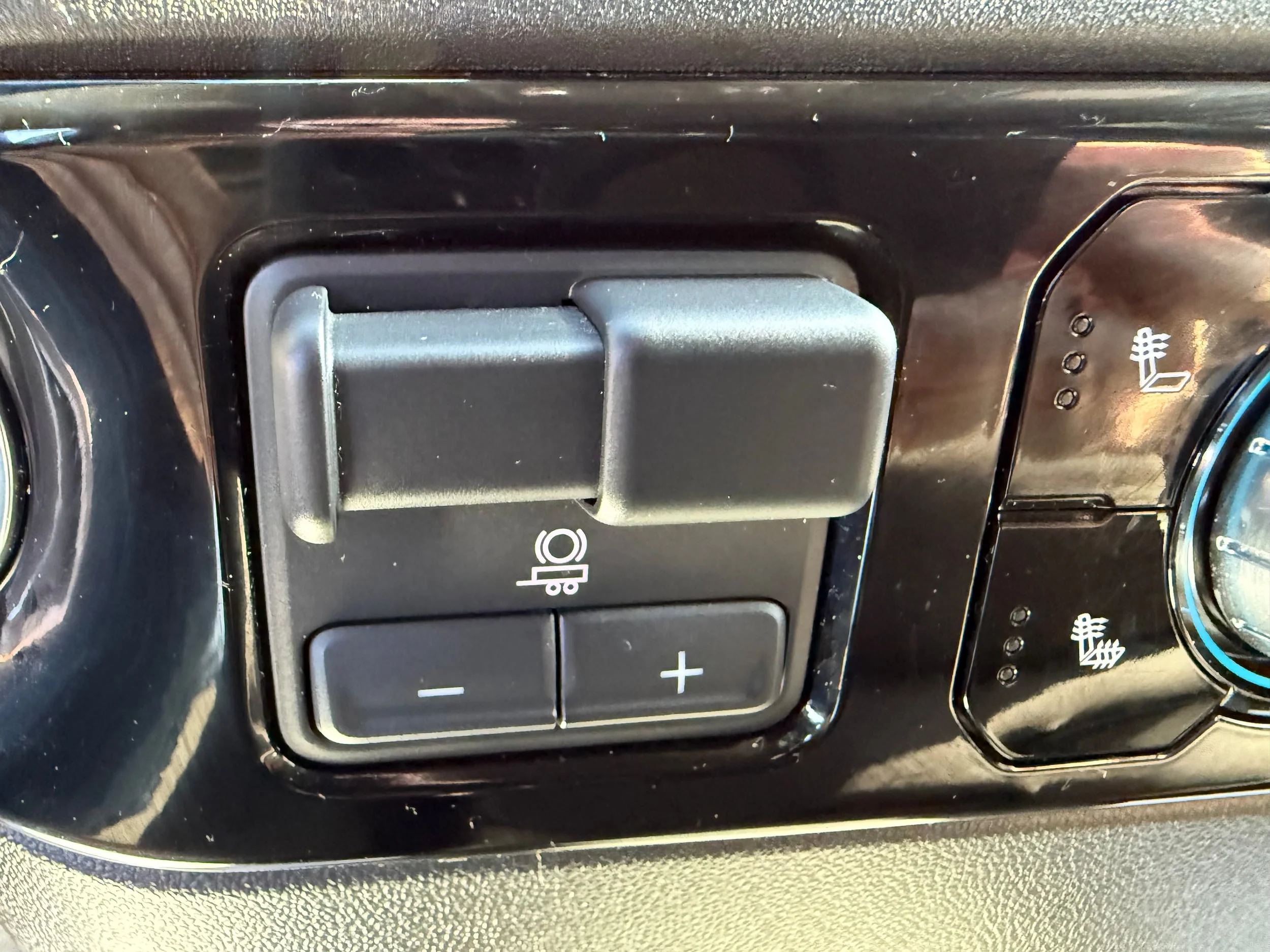 Used 2025 Summit White GMC Elevation image 18