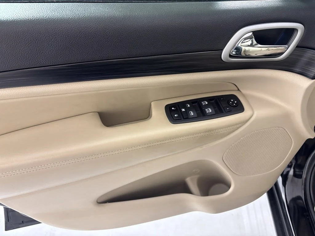 Used 2022 Black Jeep Laredo E image 21