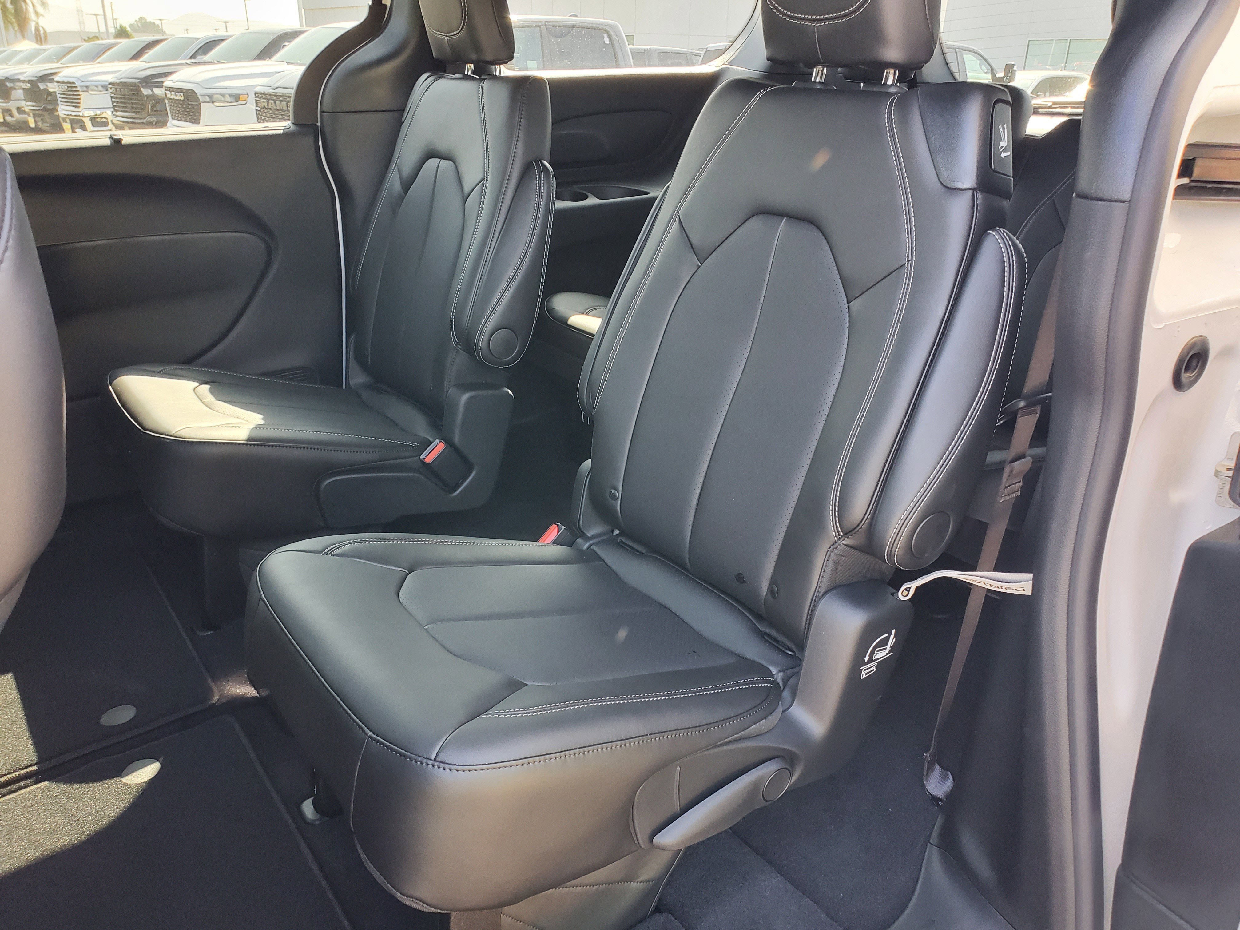 2026 Chrysler Voyager LX - Photo 15