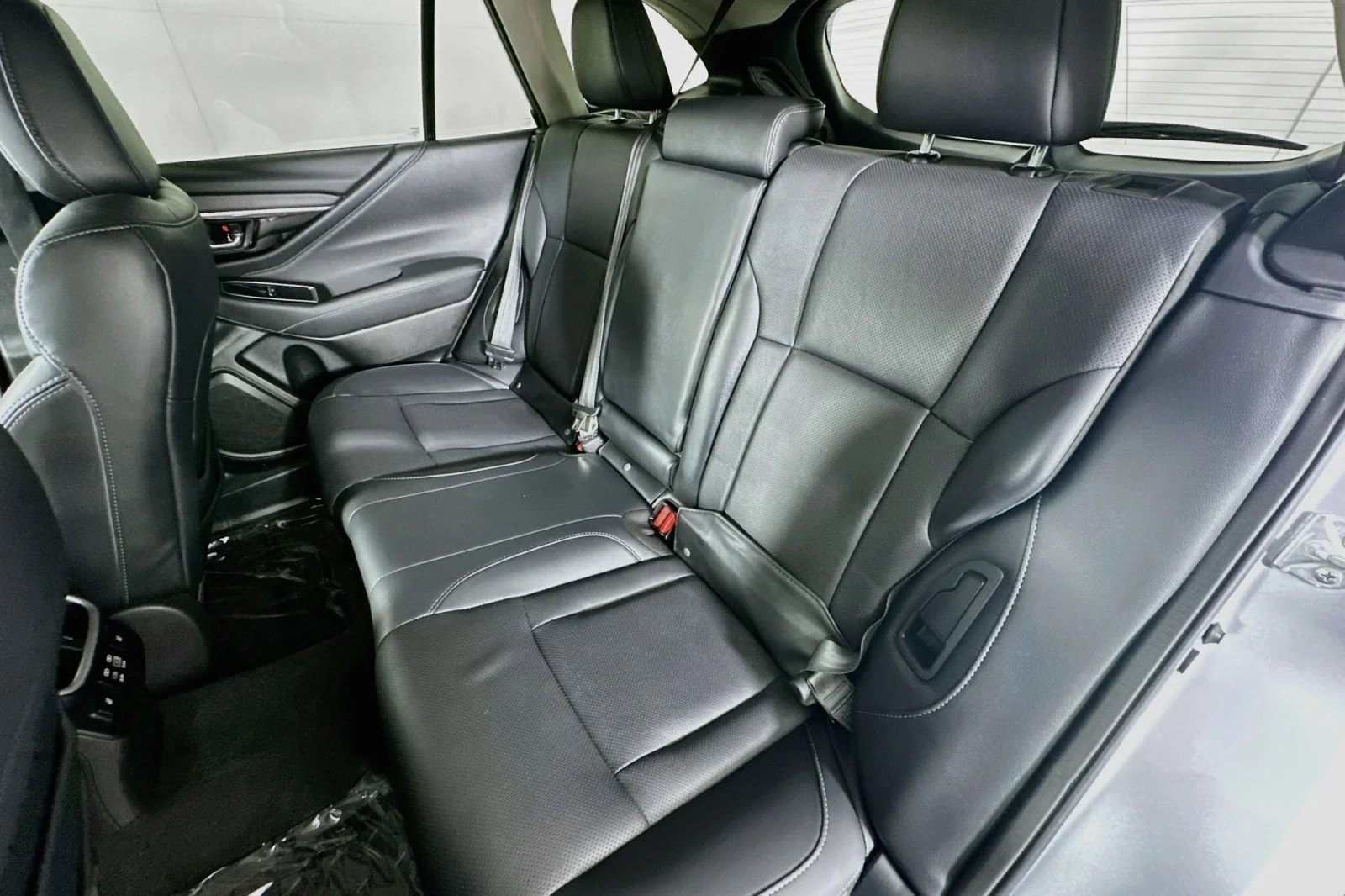 Used 2024 Ice Silver Metallic Subaru Limited image 9