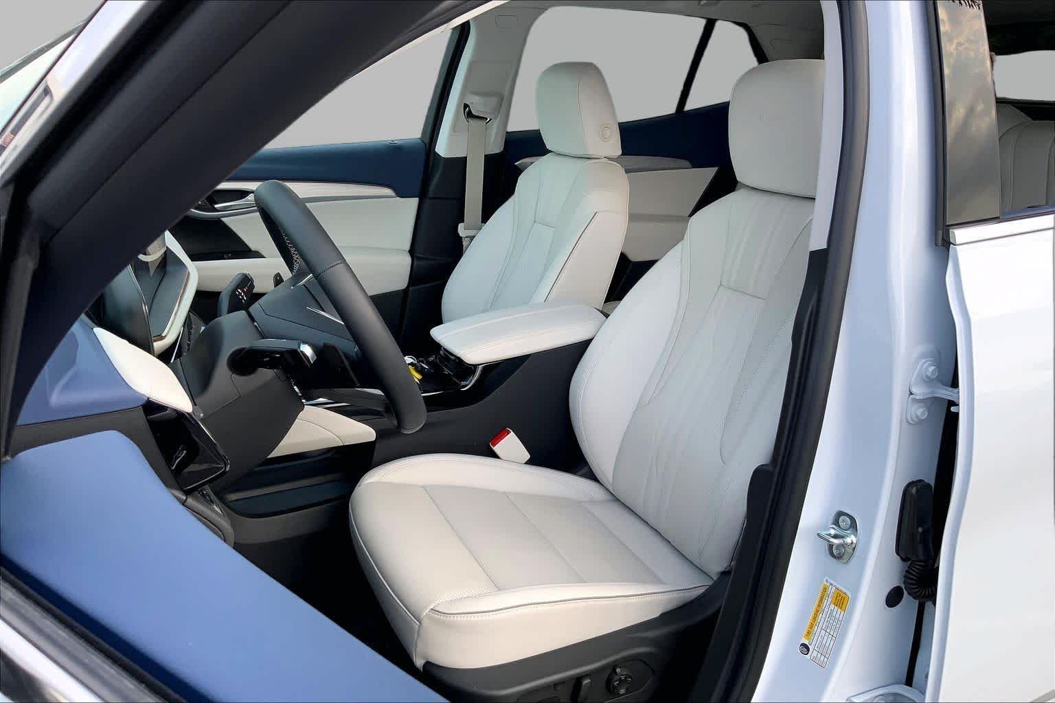 Used 2026 Iridescent White Tricoat Buick Avenir image 7