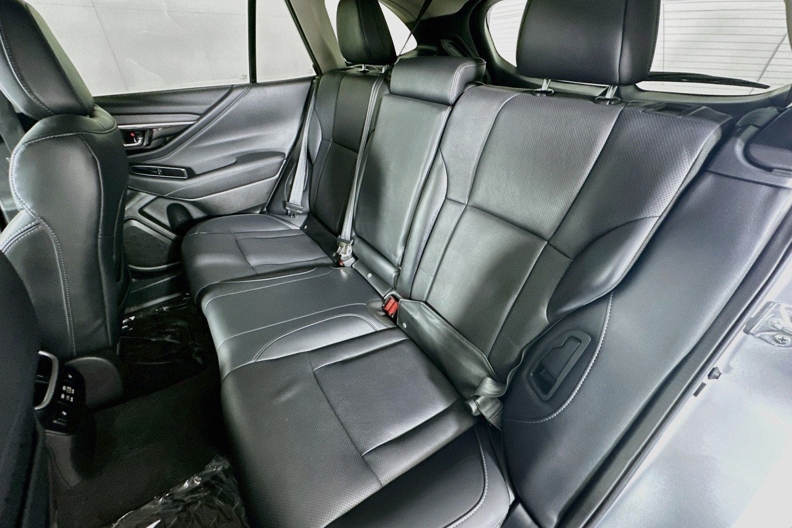 Used 2024 Ice Silver Metallic Subaru Limited image 9