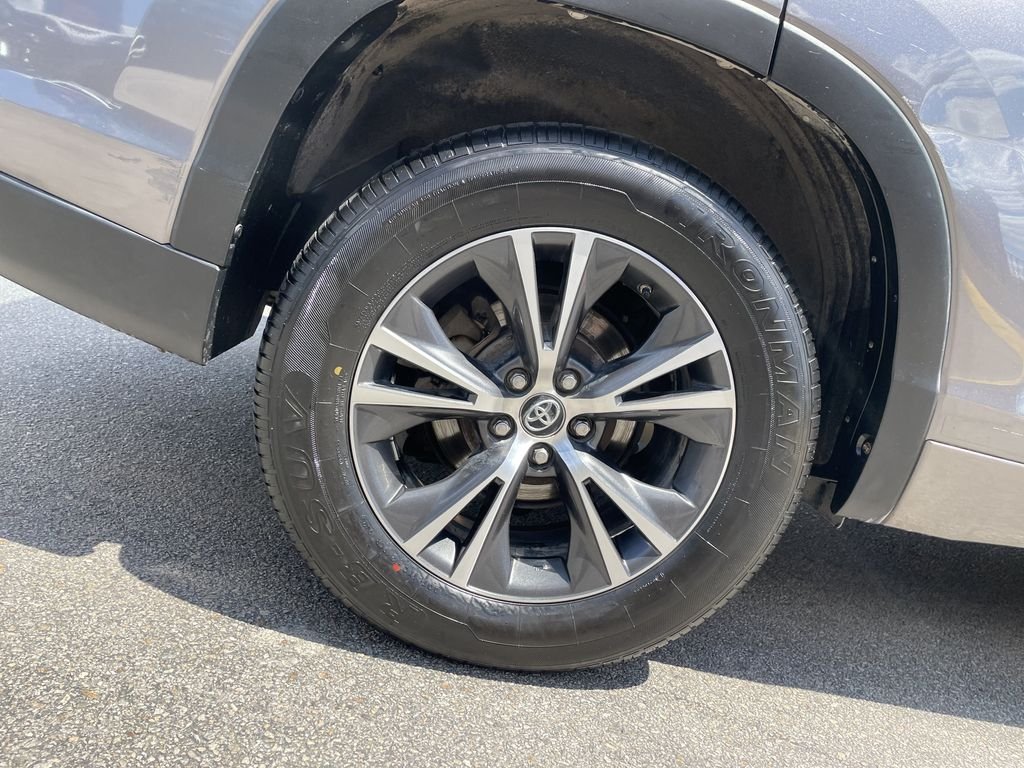 Used 2018 Gray Toyota LE image 12